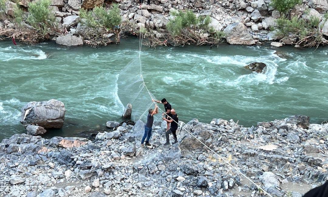 ŞIRNAK (AA) – Şırnak'ın Beytüşşebap ilçesinde balık tutarken Habur Çayı'na