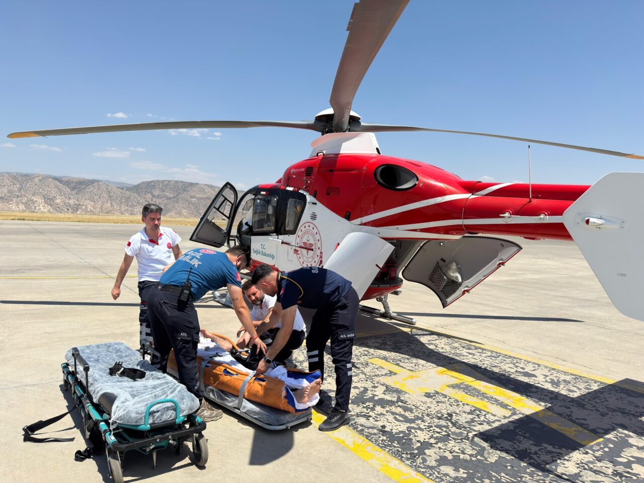 ŞIRNAK (AA) – Şırnak'ta tedavisi süren bir hasta ambulans helikopterle