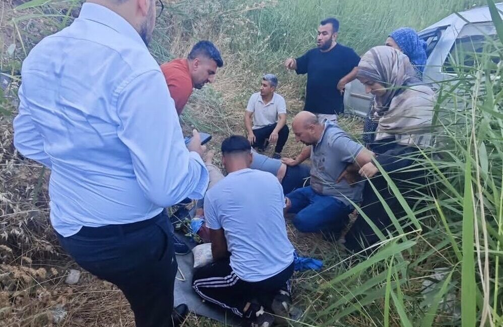 ŞIRNAK (AA) – Şırnak'ın Silopi ilçesinde şarampole devrilen hafif ticari