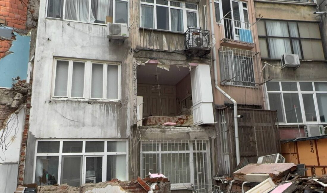 İSTANBUL (AA) – Şişli'de 6 katlı bir binanın üçüncü katındaki