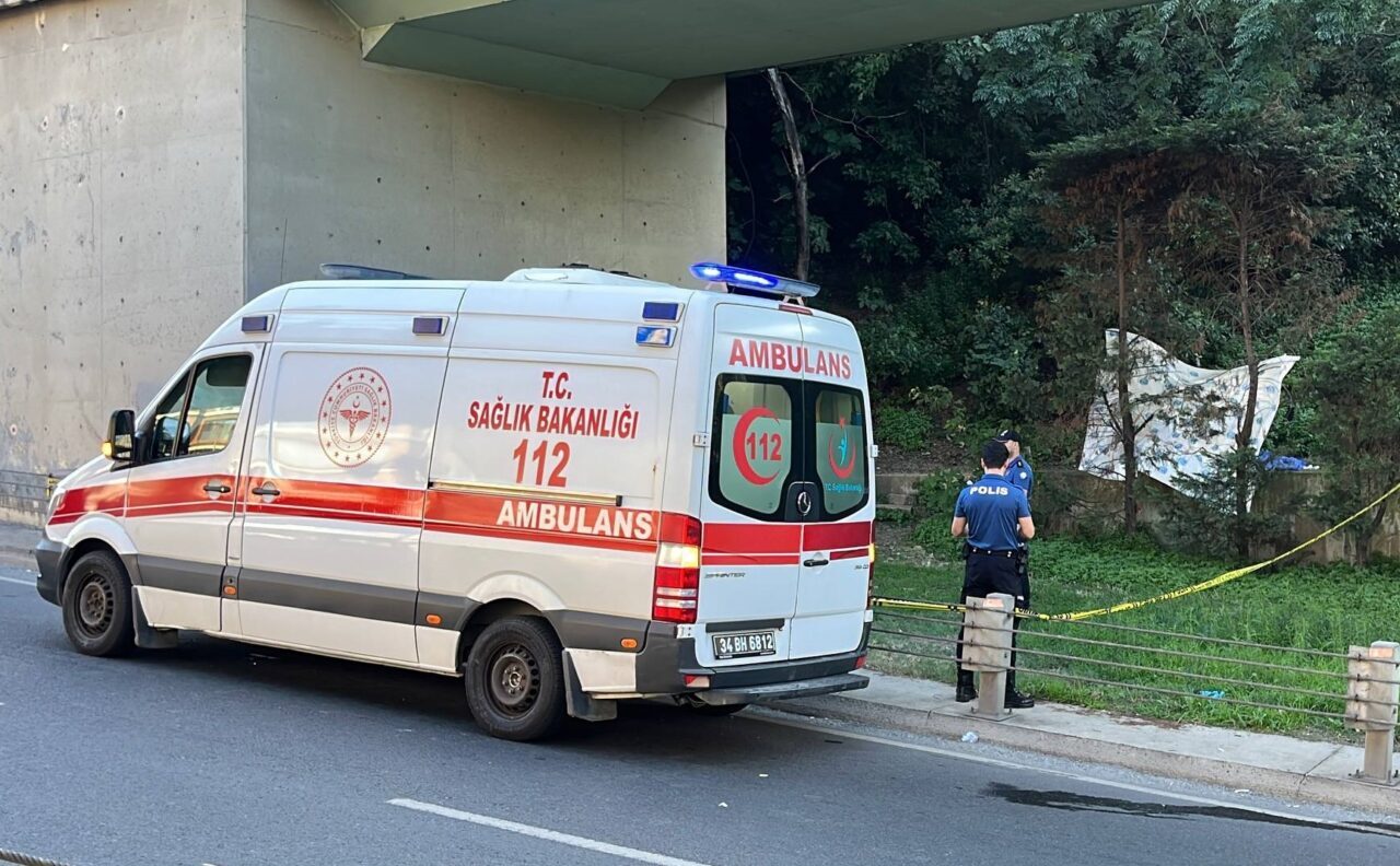 İSTANBUL (AA) – Şişli'de yol kenarındaki ağaçlık alanda erkek cesedi