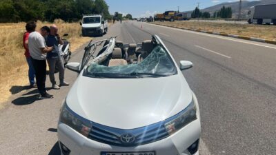 SİVAS (AA) – Sivas'ın Akıncılar ilçesinde biçerdöverle çarpışan otomobildeki 3