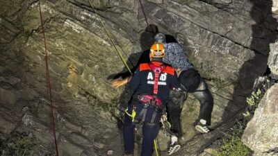 SİVAS (AA) – Sivas'ın Akıncılar ilçesinde, tırmandığı dağda mahsur kalan