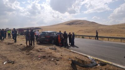 SİVAS (AA) – Sivas'ın Şarkışla ilçesinde iki otomobilin çarpışması sonucu