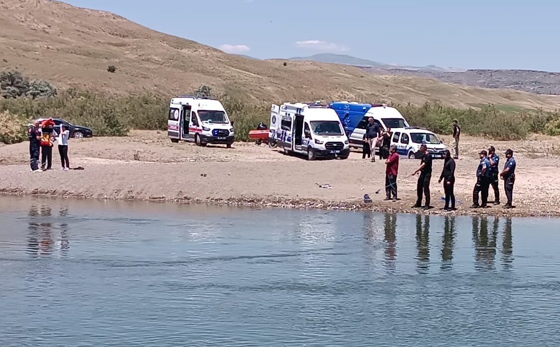 SİVAS (AA) – Sivas'ın Gemerek ilçesinde, Kızılırmak'ta akıntıya kapılan 3