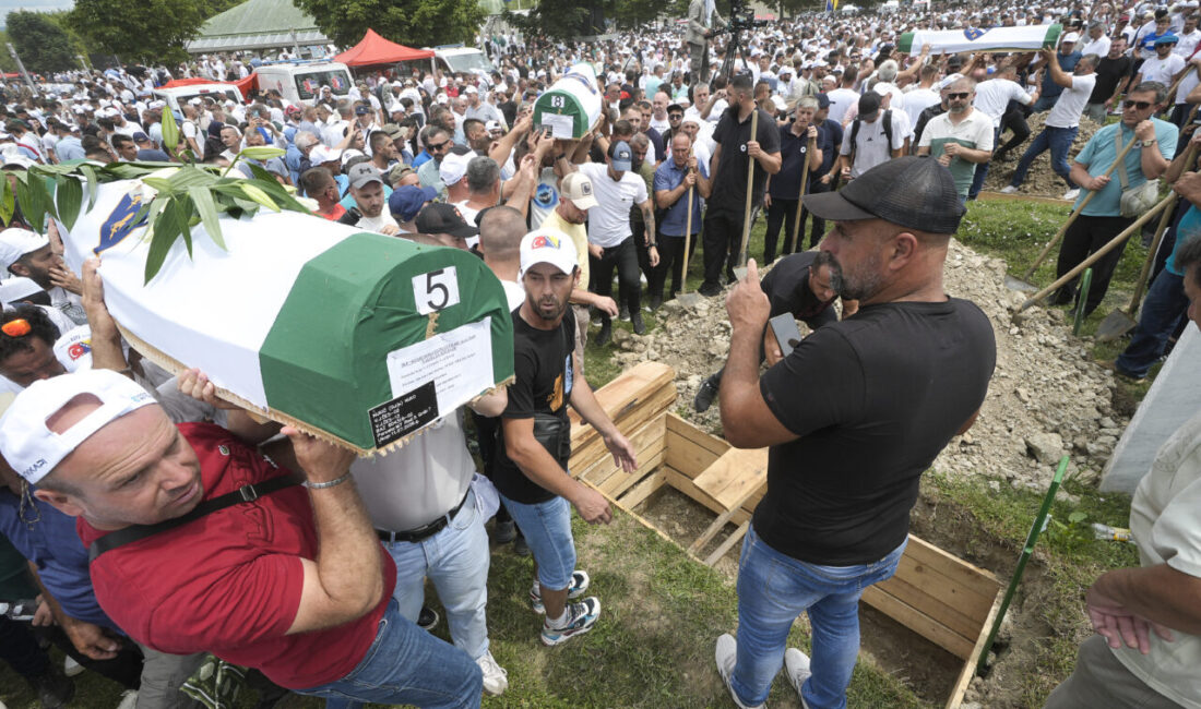 - Soykırım kurbanları için Potoçari Anıt Mezarlığı'nda düzenlenen cenaze törenine