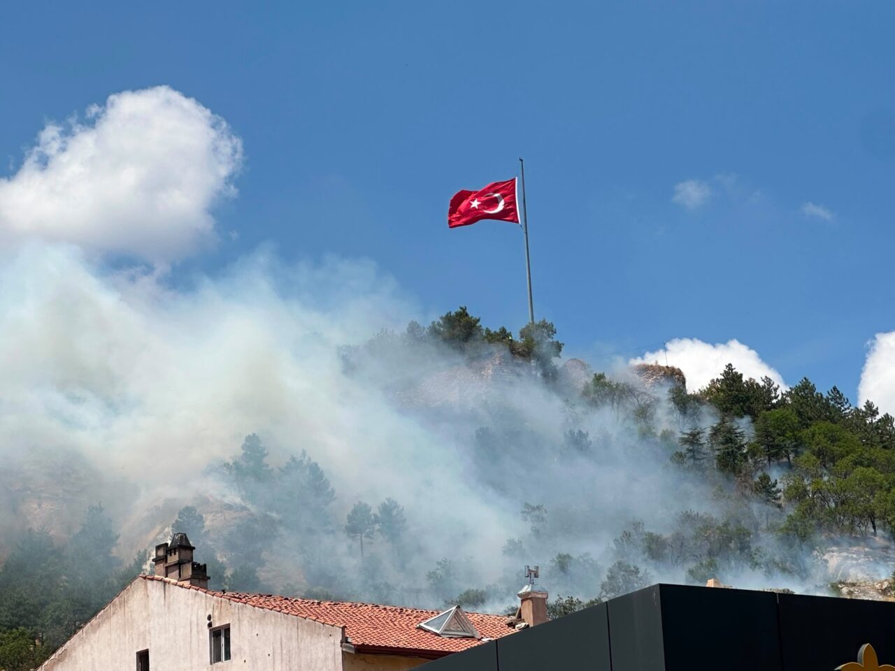 KÜTAHYA (AA) – Tarihi Kütahya Kalesi'ndeki ağaçlık ve otluk alanda