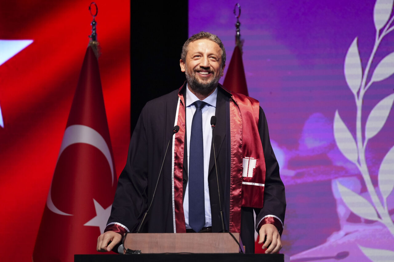 - Hidayet Türkoğlu:
"Üzerimdeki cübbenin sorumluluğunu hiçbir zaman unutmayacağım. Belki de