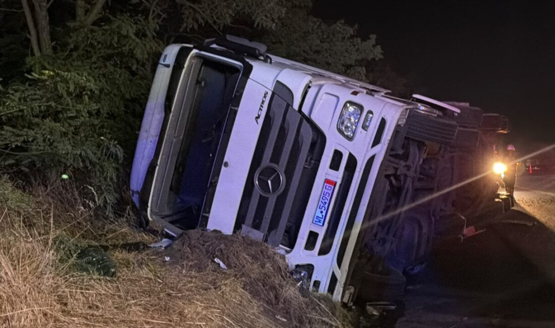 TEKİRDAĞ (AA) – Tekirdağ'ın Çorlu ilçesinde yol kenarına devrilen tırın