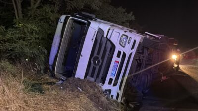 TEKİRDAĞ (AA) – Tekirdağ'ın Çorlu ilçesinde yol kenarına devrilen tırın