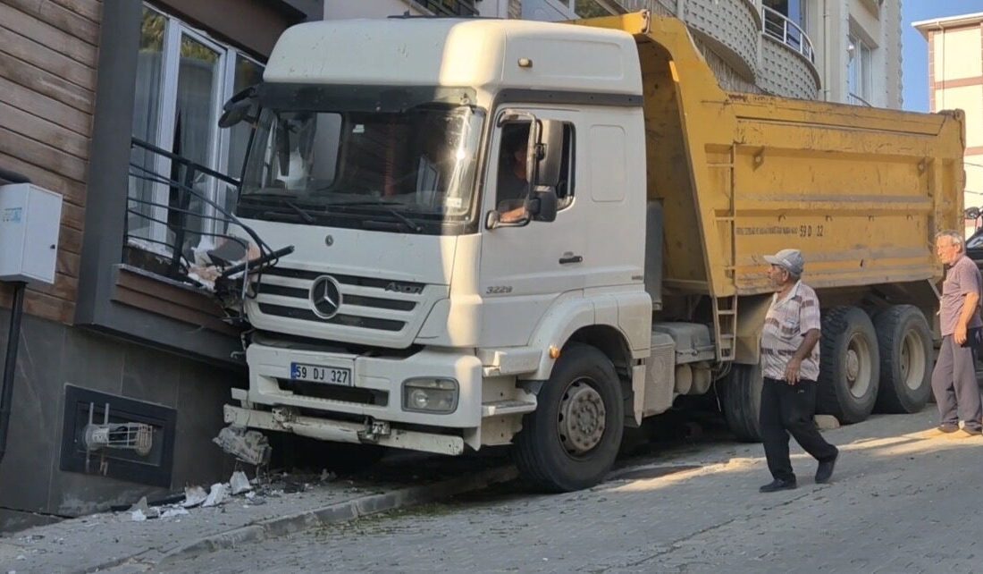 TEKİRDAĞ (AA) – Tekirdağ'da park halindeyken freni boşalan kamyon bir