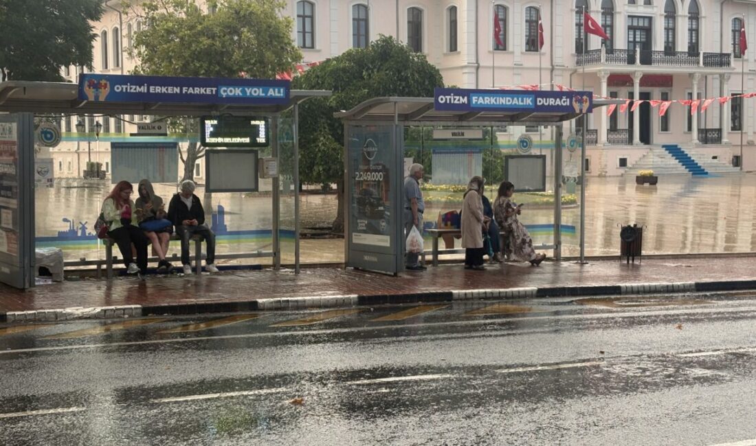 TEKİRDAĞ (AA) – Tekirdağ'da gök gürültülü sağanak, hayatı olumsuz etkiledi.