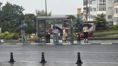 TEKİRDAĞ (AA) – Tekirdağ'da sağanak hayatı olumsuz etkiliyor. Kentte aniden