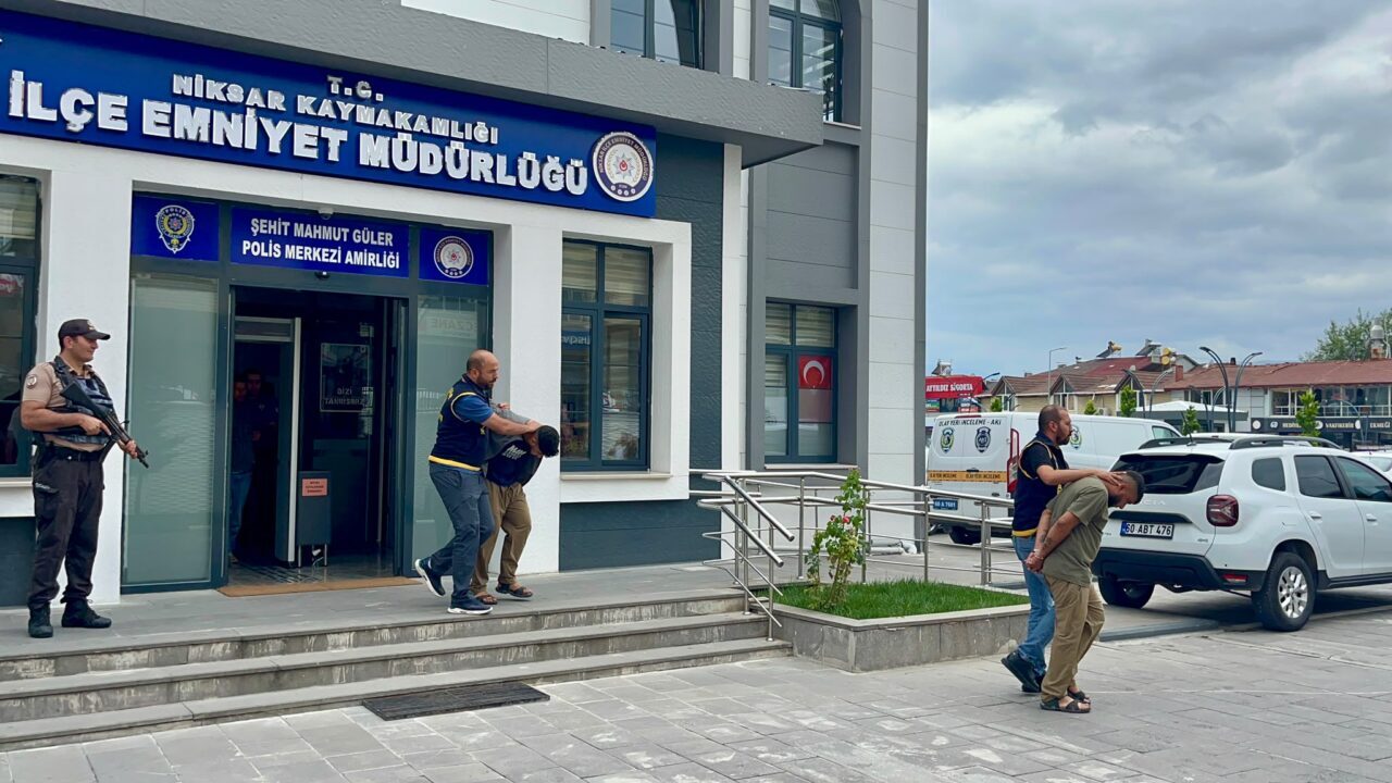 TOKAT (AA) – Tokat'ın Niksar ilçesinde araç lastiği çaldıkları öne