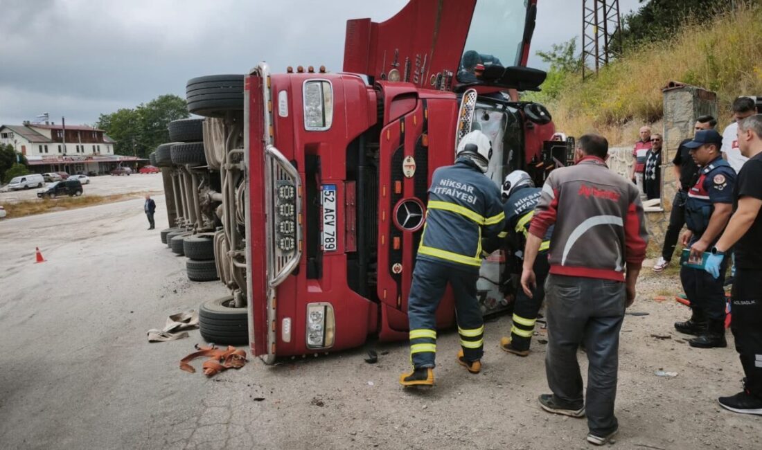 TOKAT (AA) – Tokat’ın Niksar ilçesinde kamyonun devrilmesi sonucu 3