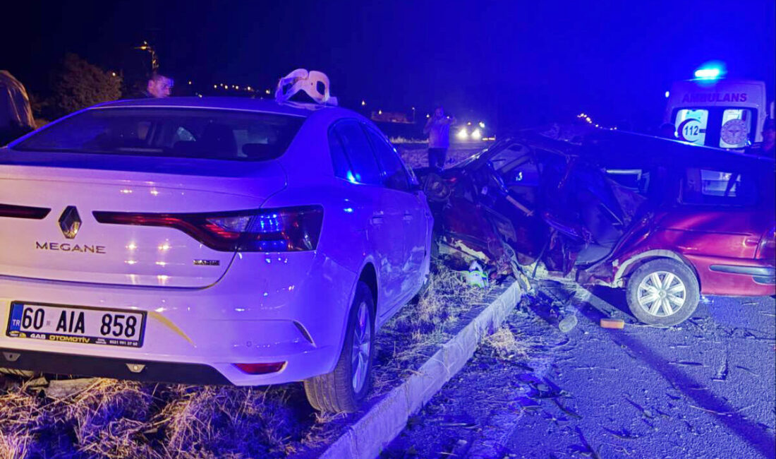 TOKAT (AA) – Tokat'ta iki otomobilin çarpışması sonucu 9 kişi