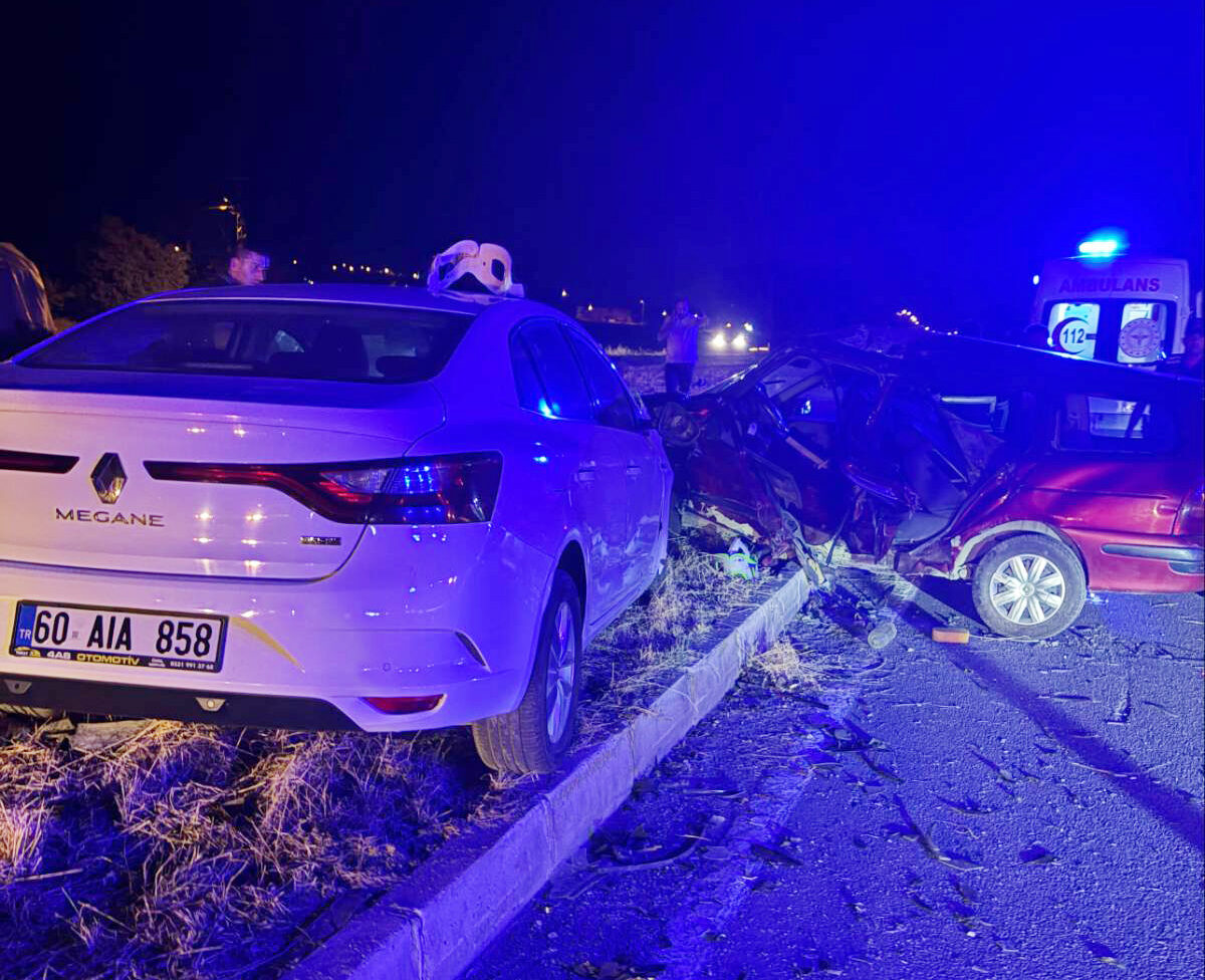 TOKAT (AA) – Tokat'ta iki otomobilin çarpışması sonucu 9 kişi