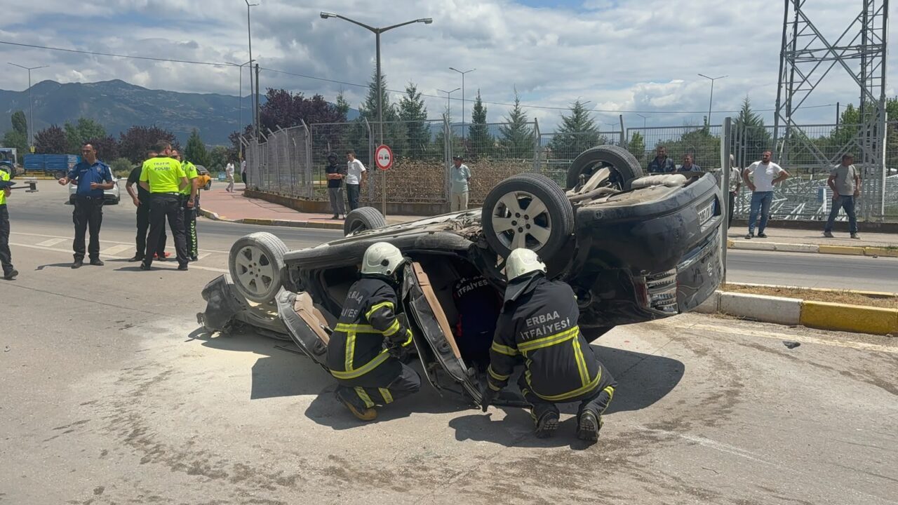 TOKAT (AA) – Tokat'ın Erbaa ilçesinde otomobilin devrildiği kaza, güvenlik