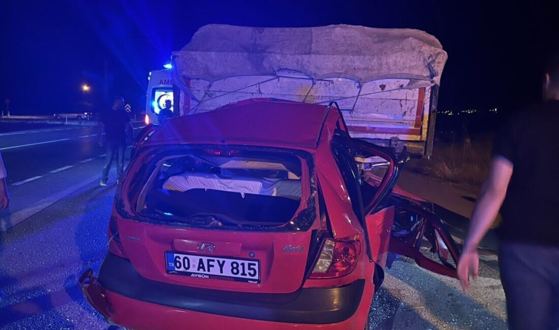 TOKAT (AA) – Tokat'ta otomobilin tıra arkadan çarpması sonucu yaralanan