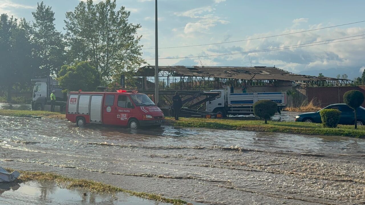 TOKAT (AA) – Tokat'ın Erbaa ilçesinde sağanak ve fırtına hayatı