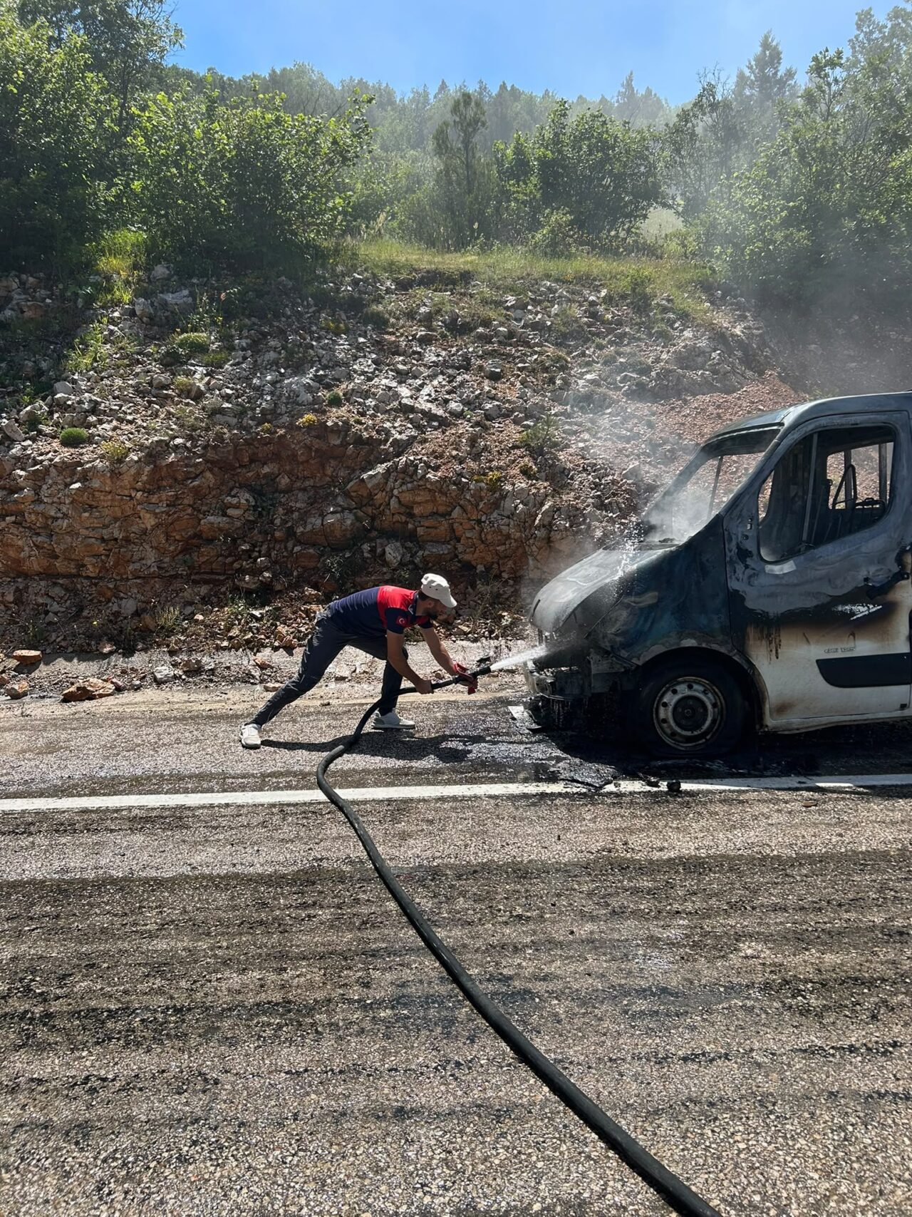 TOKAT (AA) – Tokat'ın Reşadiye ilçesinde yangın çıkan kamyonette hasar