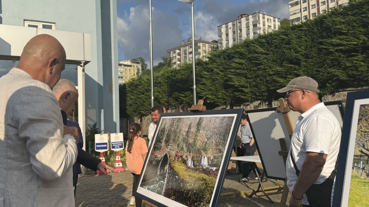 TRABZON (AA) – Trabzon'da, fotoğraf sanatçısı Varol Uzlu'nun "Yaşamın Sırtındaki