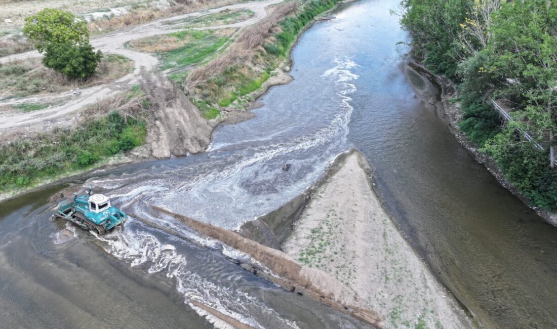 EDİRNE (AA) – Edirne'de su seviyesi düşen Tunca Nehri'nin yatağında