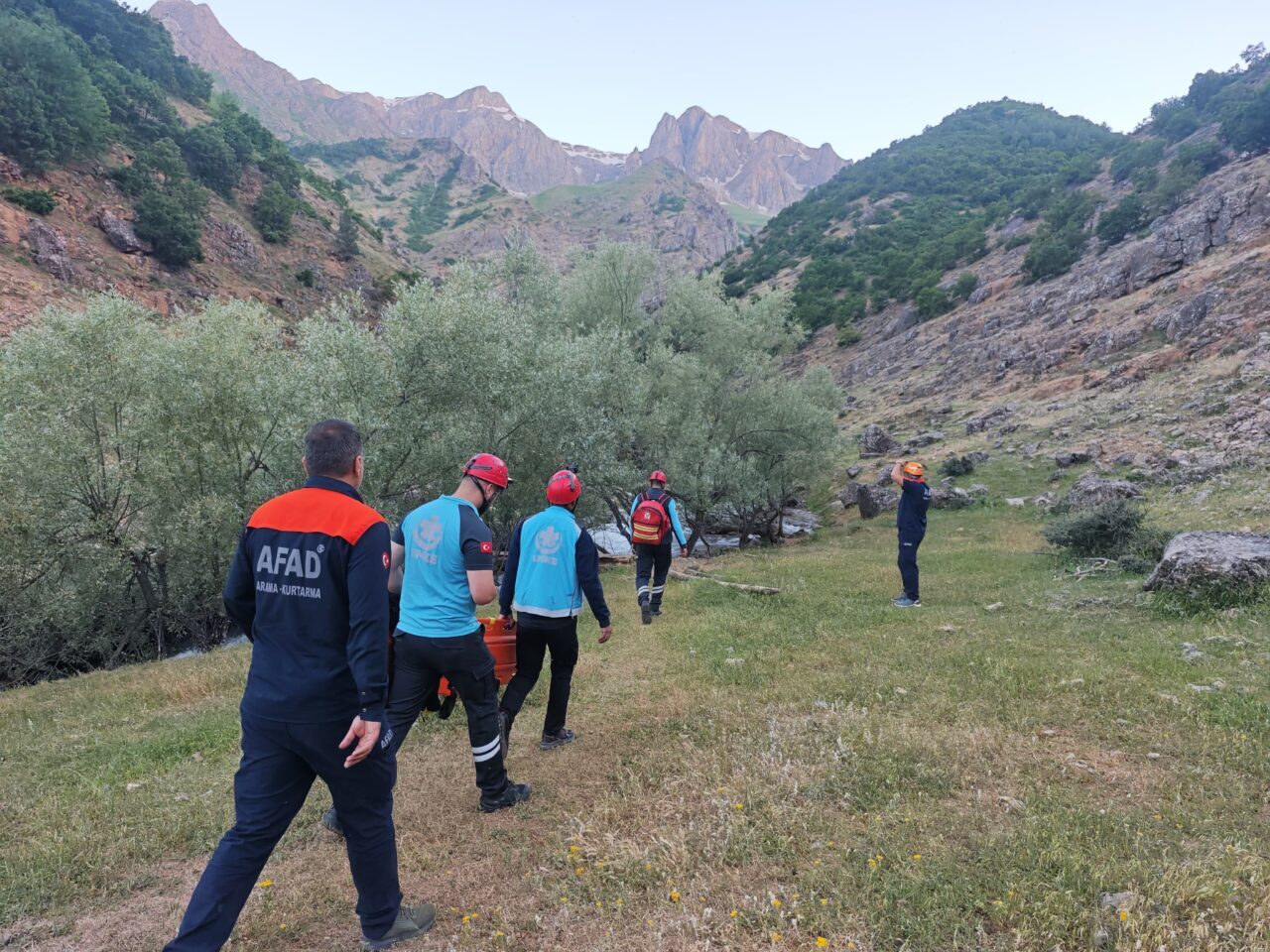 TUNCELİ (AA) – Tunceli’nin Pülümür ilçesinde dağlık alanda ayağı kırılan