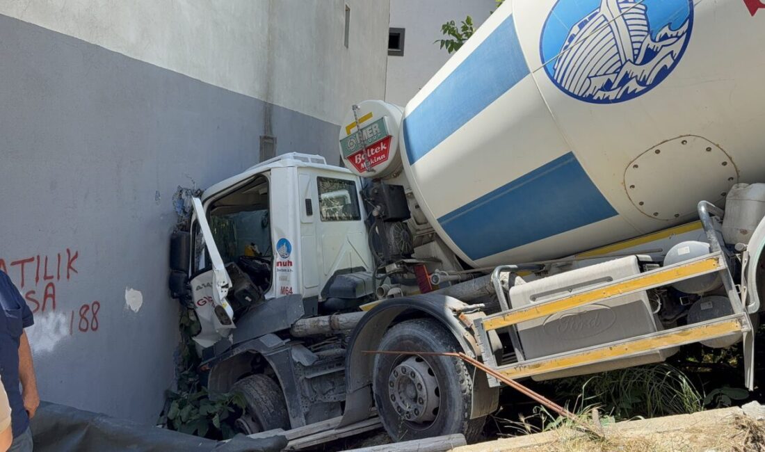 İSTANBUL (AA) – Ümraniye'de, yokuştan inerken 3 katlı bir binanın