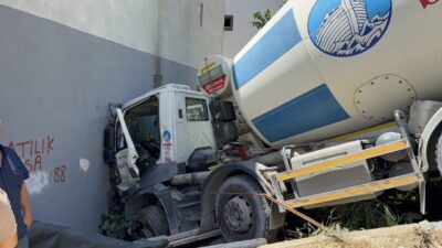 İSTANBUL (AA) – Ümraniye'de, yokuştan inerken 3 katlı bir binanın