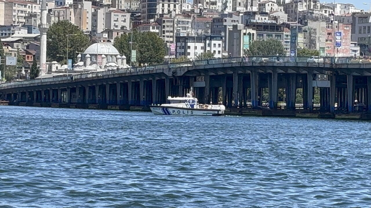 İSTANBUL (AA) – Haliç'te seyrederken Atatürk (Unkapanı) Köprüsü'ne temas eden
