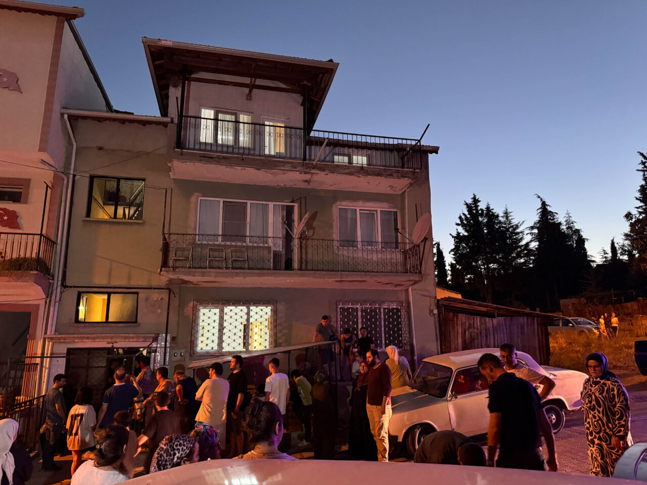 UŞAK (AA) – Uşak'ta dut toplamak için çıktığı iki katlı