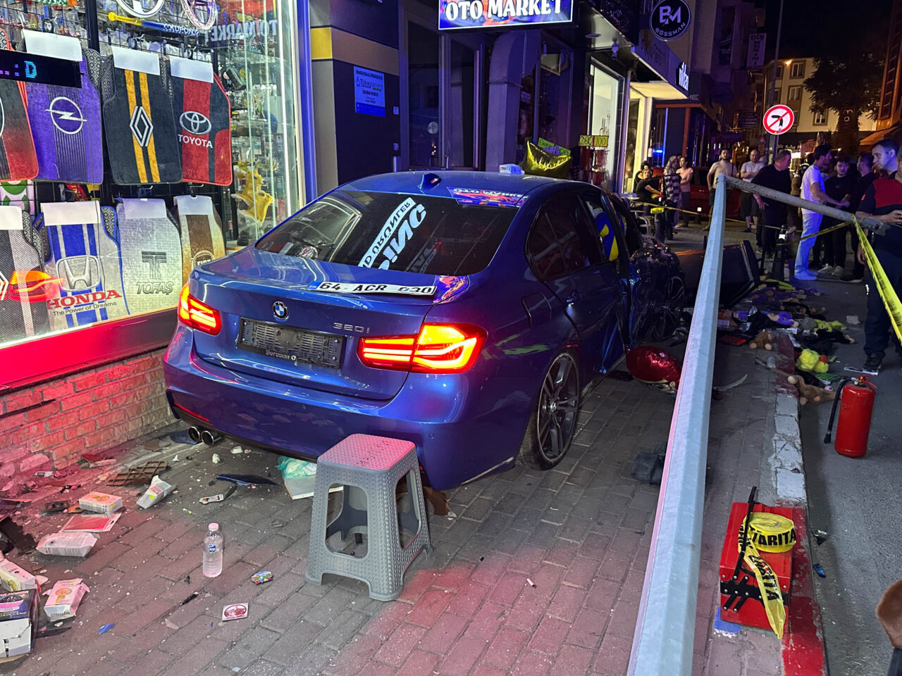 UŞAK (AA) – Uşak'ta otomobilin aydınlatma direğine ve kaldırımdaki yayalara