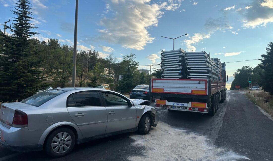 UŞAK (AA) – Uşak'ta otomobilin tırın dorsesine çarpması sonucu 2'si