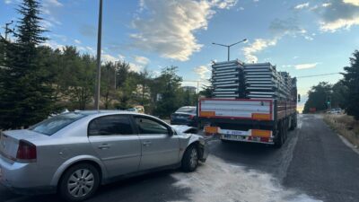 UŞAK (AA) – Uşak'ta otomobilin tırın dorsesine çarpması sonucu 2'si