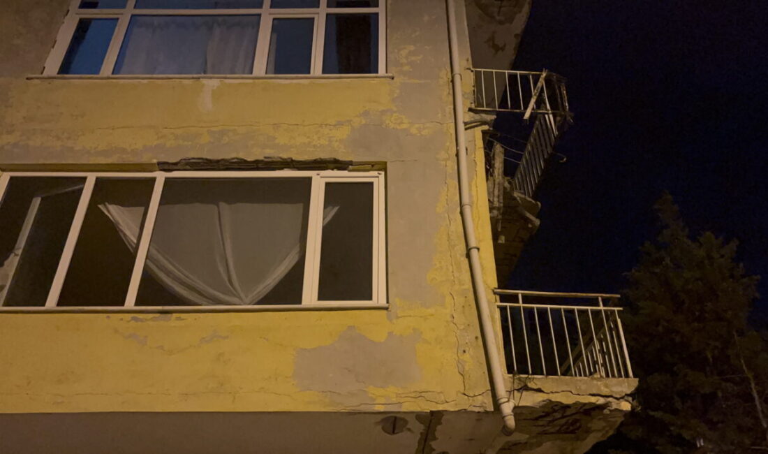 - Boşaltılan binadaki bazı vatandaşlar, kendilerine barınacak yer bulmadan zabıta