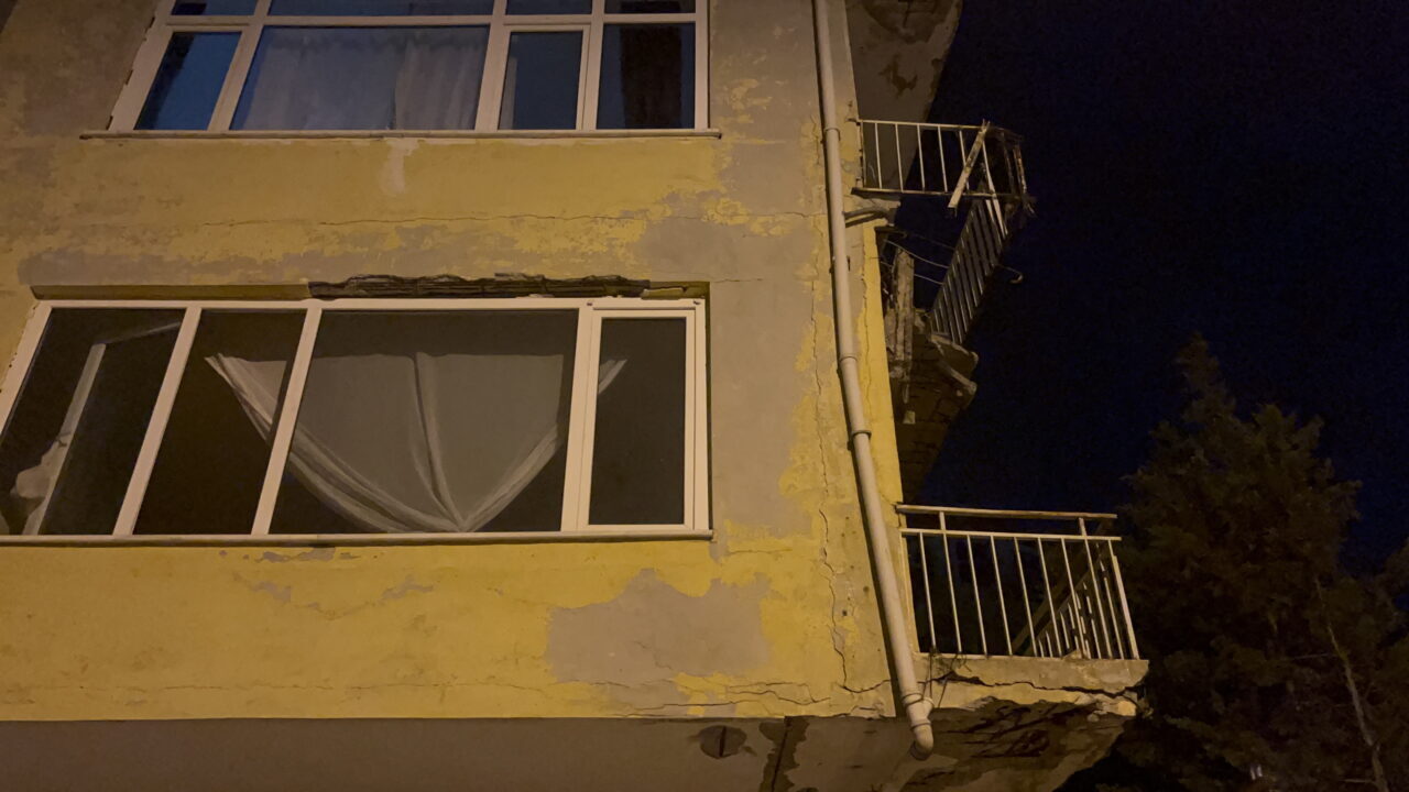 - Boşaltılan binadaki bazı vatandaşlar, kendilerine barınacak yer bulmadan zabıta