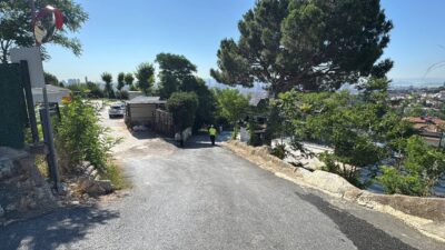İSTANBUL (AA) – İstanbul Üsküdar'da yokuştan indiği sırada evin bahçesine