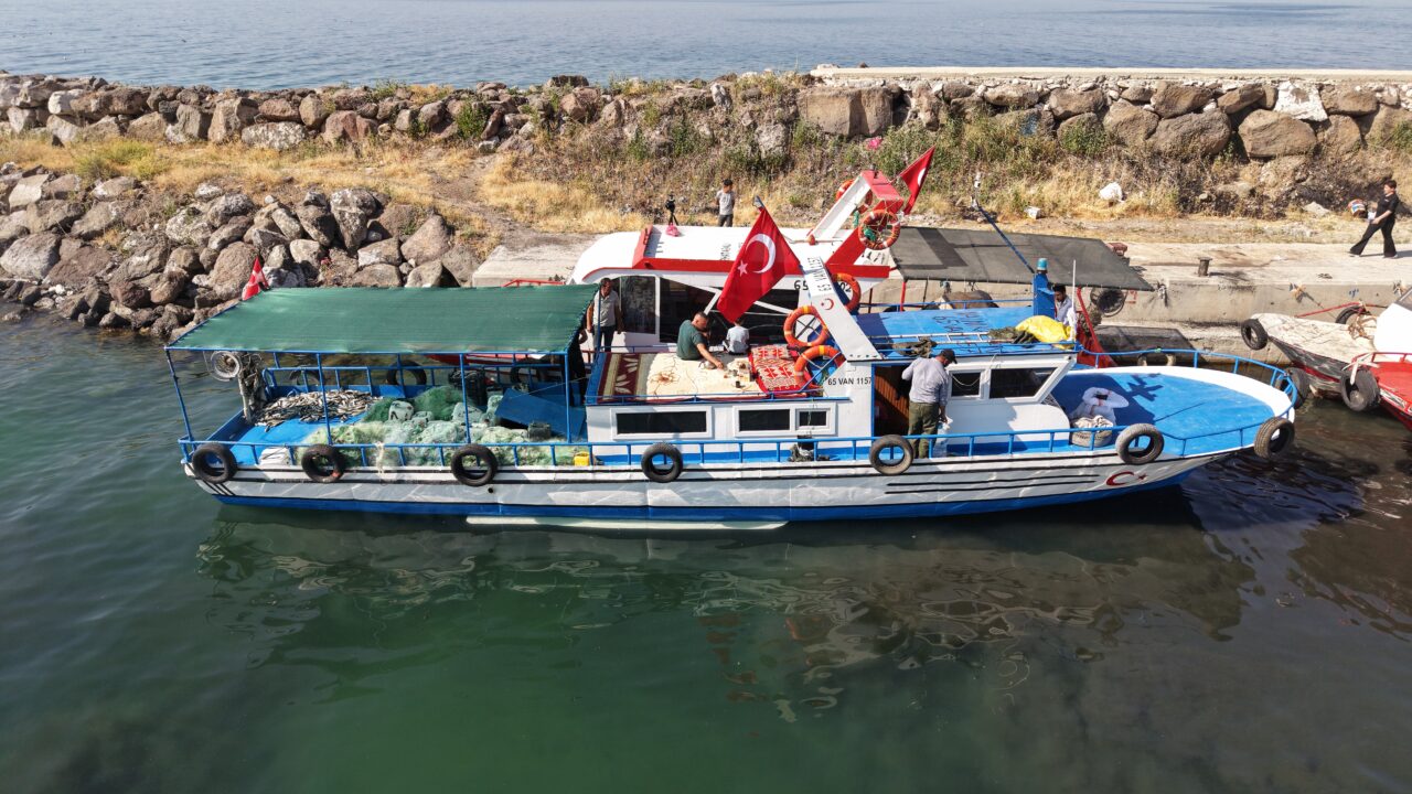 VAN (AA) – Van'da balıkçılar, üremek için tatlı sulara göç