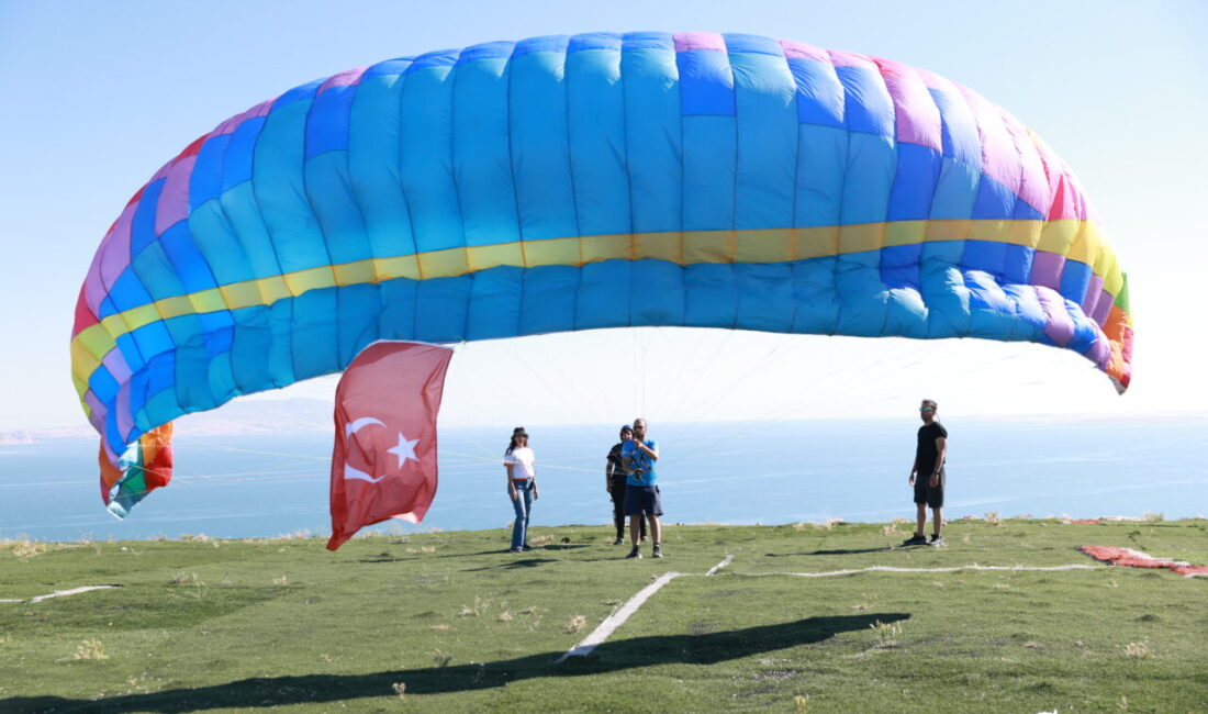 VAN (AA) – Van'ın Erciş ilçesinde bir araya gelen yamaç