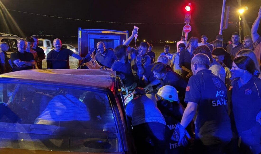 VAN (AA) – Van'ın Gevaş-Gürpınar yol ayrımında iki otomobilin çarpışması
