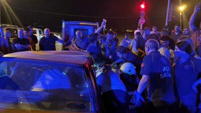 VAN (AA) – Van'ın Gevaş-Gürpınar yol ayrımında iki otomobilin çarpışması