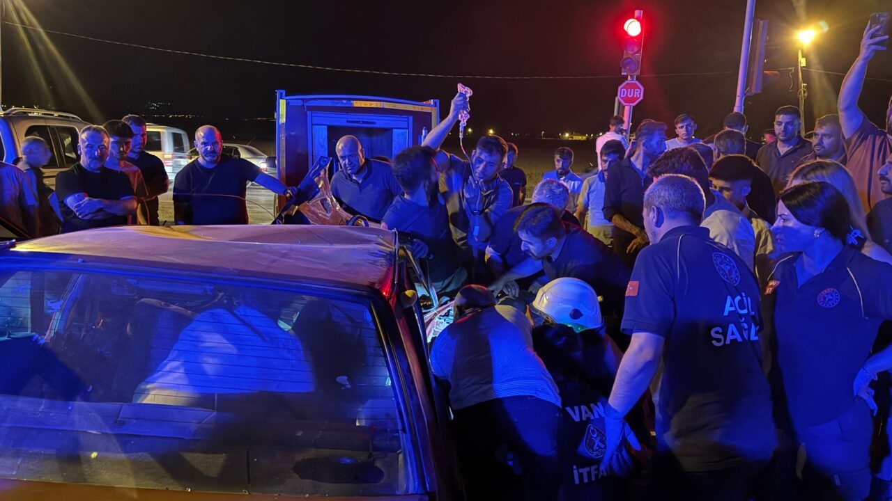 VAN (AA) – Van'ın Gevaş-Gürpınar yol ayrımında iki otomobilin çarpışması