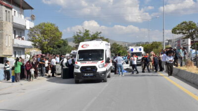 VAN (AA) – Van'ın İpekyolu ilçesinde kamyonete çarpan otomobildeki 1