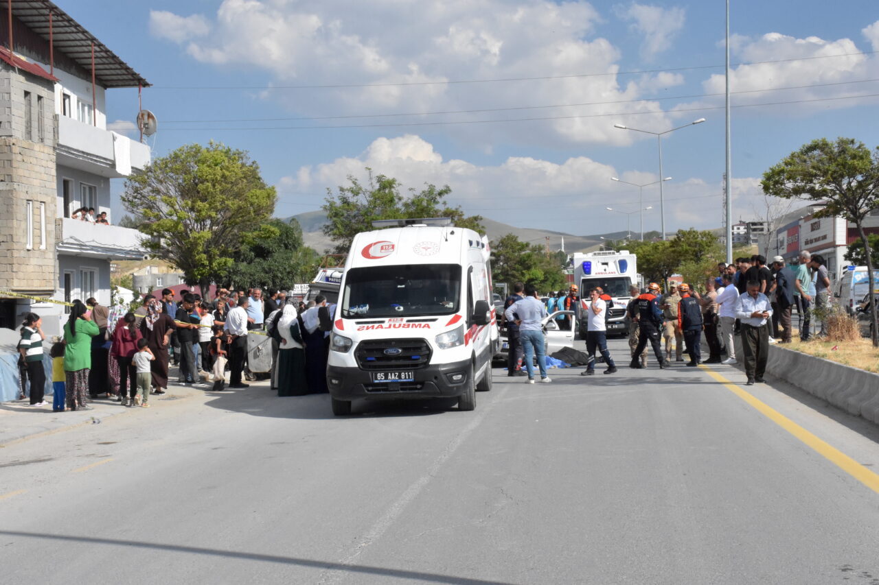 VAN (AA) – Van'ın İpekyolu ilçesinde kamyonete çarpan otomobildeki 1