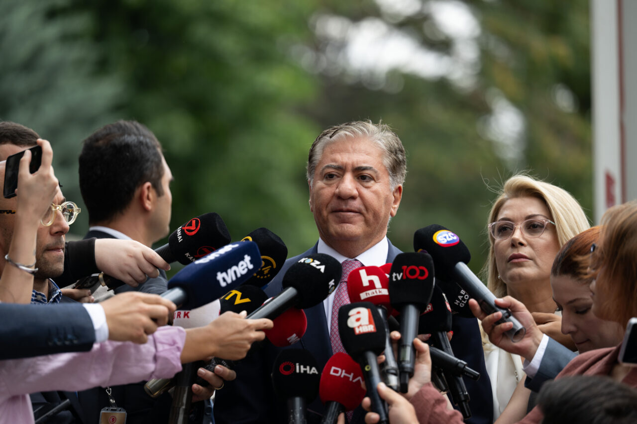 - Ankara Milletvekili Murat Emir:
- "Türk siyasi tarihinde umut ediyoruz
