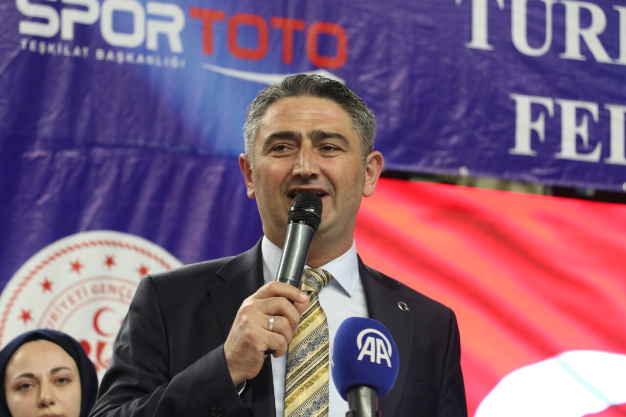 - Türkiye Halter Federasyon Başkanı Talat Ünlü:
- "Spor sadece başarıyla