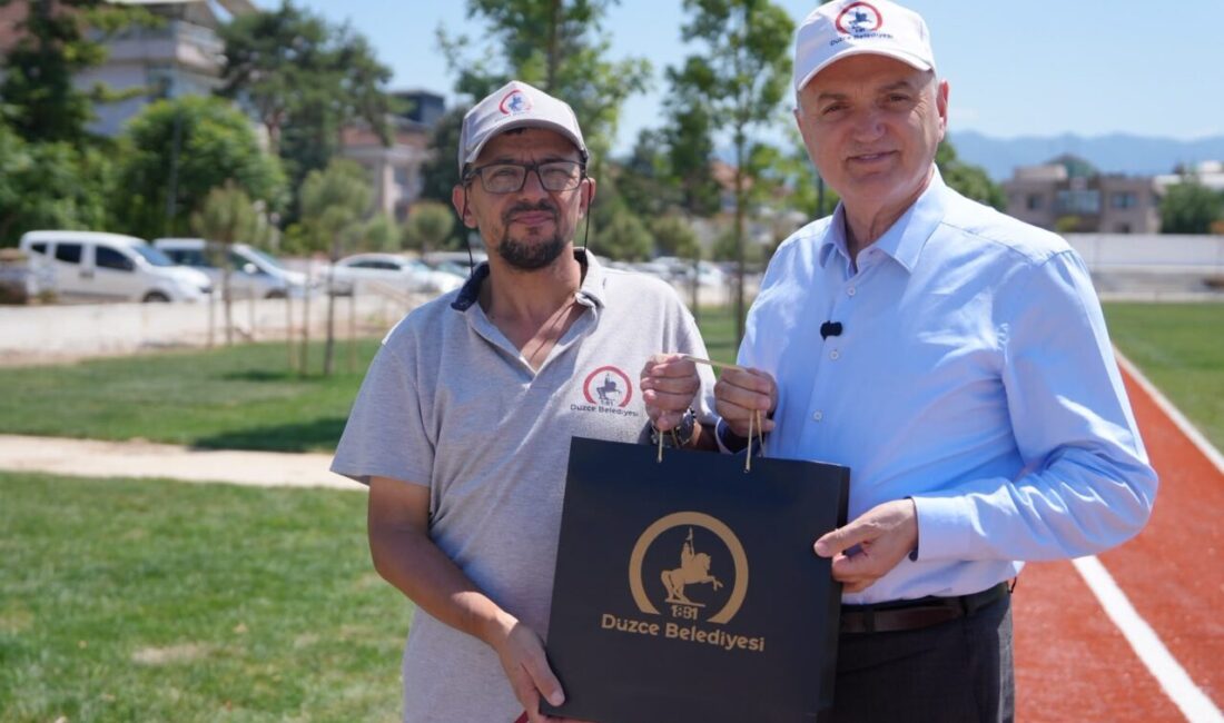 DÜZCE (AA) – Düzce'de yol kenarında bulduğu altın dolu çantayı