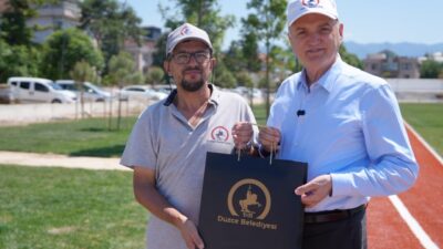 DÜZCE (AA) – Düzce'de yol kenarında bulduğu altın dolu çantayı