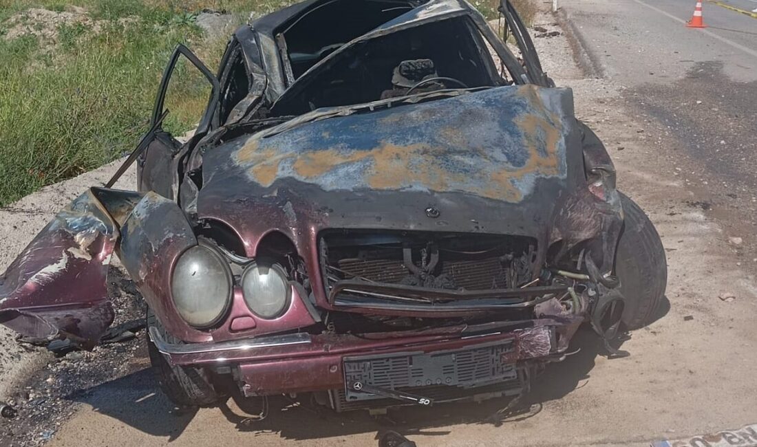 YOZGAT (AA) – Yozgat'ın Aydıncık ilçesinde devrilen otomobilin alev alması